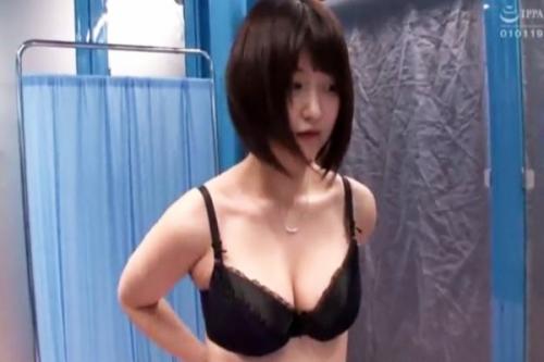 【マジックミラー号】やってきた巨乳ＯＬちゃん！無料に釣られておまんこ診療されちゃってイキ潮＆巨根に突かれてハメ潮！！