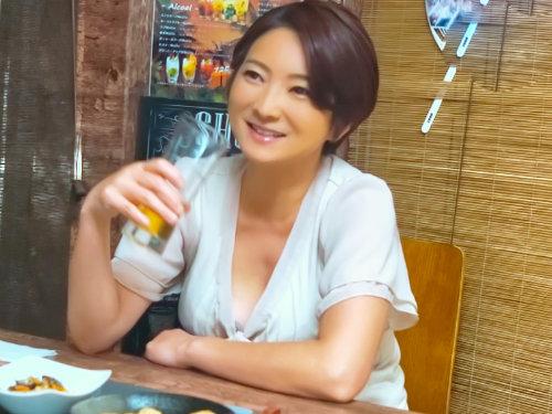 【本物人妻】おばさん酔わしてどうする気？！一人呑みの美熟女はくそ鉄板ｗｗｗ隠しカメラ知らずにやっべぇ痴態を晒しちゃう♪