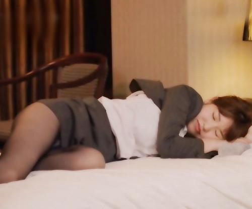 【出張相部屋】これは神シチュすぎるｗｗｗ酔いつぶれた女上司を介抱するフリして憧れの美ボディを♡気づかれても力づく！
