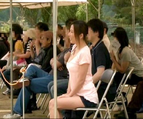 【運動会でエロ妻発見】片隅にエロイ体の熟妻さんを誘い込む！！デカチン見せ付けて流れでハメハメしたったｗ