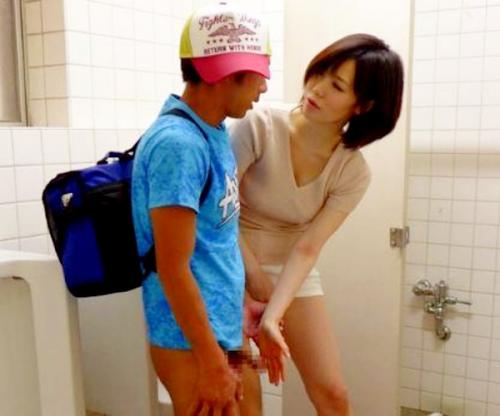 【ショタ好き巨乳痴女】男の子がトイレでお姉さんにズボン脱がされチンポ弄られて・・・【森ななこ】