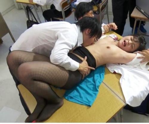 【奏音かのん】新任女教師が授業中に教え子たちに胸糞輪姦！拘束されて飽きるまで性拷問とかむごすぎる