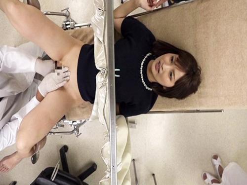 【人妻】産婦人科痴漢！鬼畜ドクターが無知識な人妻をカーテン越しに感度のいいクリトリスをイジり倒して肉棒をぶっこむ！！