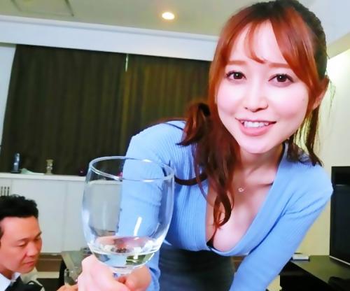 「旦那寝てるからパコっちゃう？？」泥酔旦那のすぐそばで不倫セックス種付絶頂する爆乳美人妻ｗｗｗ