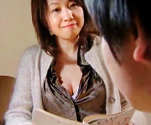 【ヘンリー塚本】スケベしかない義母の肉体にフル勃起！「母さん､､最高だよｗｗｗｗｗ」エロ巨乳な熟女とクズ息子の近親セックス