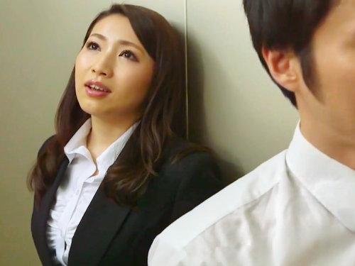 【淫乱人妻】仕事出来ないクセにチンポは優秀なのね･･･♪淫乱すぎた美人上司…密室エレベーターで部下を誘っちゃうぜｗｗｗｗ