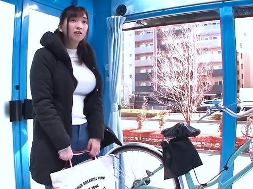 【調教玩具】サドルから流れ落ちる大量潮ガチｗｗｗスタイル抜群な清楚主婦！「また逝くぅーーーーッ」おまんこ失禁ビチャビチャ