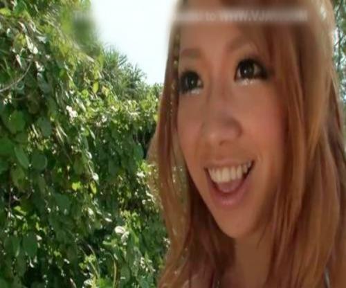 【青姦de巨乳黒ギャル】太陽の下で砂浜ＦＵＣＫ！ビキニからこぼれるおっぱいが揺れる騎乗位は必見！！【木下若菜】