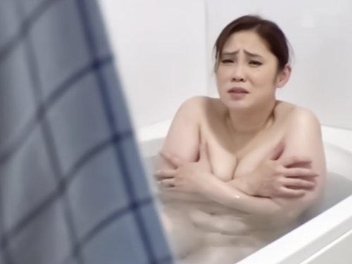 【淫猥熟女】こんな事しちゃダメよッ！！デカすぎるおっぱいにムラムラが止まらないバカ息子を垂れ爆乳で包み込む変態熟女♡