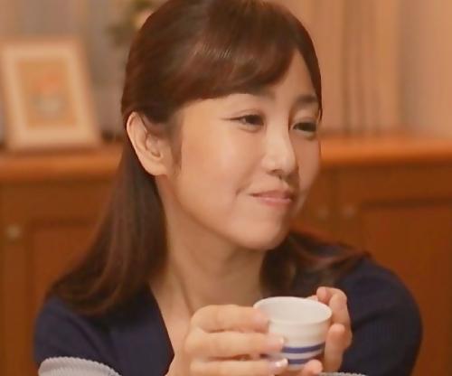 【大島優香】こんなおばさんでも興奮してくれるの。。。？欲求不満な美熟女は娘婿のデカチンに目が離せない！！