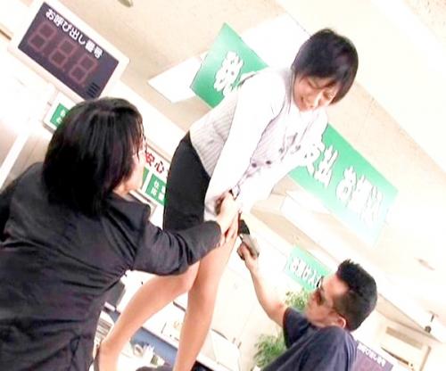 【美人OL輪姦】銀行強盗に集団レイプされてしまう巨乳ＯＬ！！脅されながら凌辱されちゃう美人銀行員・・・