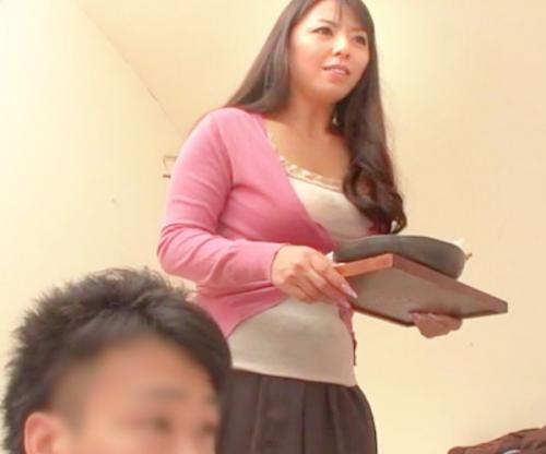 【美魔女】『おばさん､､ヤらせてくれよッッ！』年下男を狂わせる熟妻の官能ボディ激ヤバｗｗｗｗｗ絶倫ピストン爆イキする淫乱爆乳妻！！