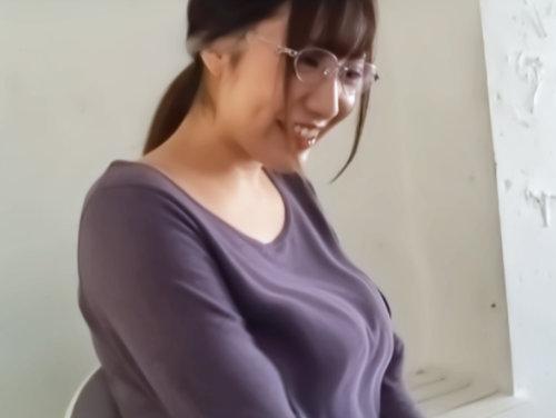 【浮気妻】地味メガネだけどカラダは超一流品ｗSNS捕獲の真面目主婦が超敏感な淫女豹変！浮気棒にデカ乳揺らして乱れまくる