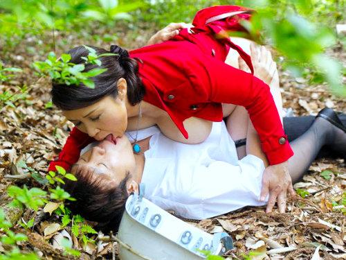 【変態熟女】卑猥な爆おっぱい！たるんだ尻肉！露出狂のおばさんマジキチｗｗｗ実の息子までも襲っちゃうド変態な完熟モーレツ♪