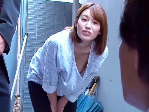 【猥褻奥様】奥さん､､ホントは誘ってんだろ？ｗｗｗ無防備すぎた胸元から美乳チラ見せ♪発情チンチン挿入された可愛い奥さん♪