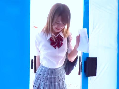 【素人軟派】こんなトコでエッチなことするんですかぁ？！迷い込んだらマジミラ！センズリ鑑賞で簡単に濡れちゃったJKマンコ♪