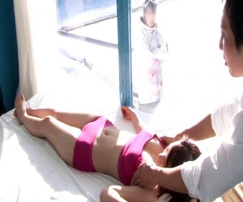 【マジックミラー号de寝取られカップル】綺麗な彼女が変態マッサージで発情イキまくれば生ハメ中出しされちゃぅ～！！
