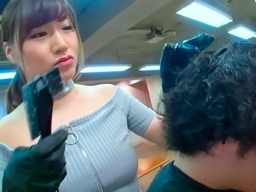 【変態美容師】こんな美容院あったら最高だろｗｗｗエロギャルが常に挑発？！「射精しますか？」営業中に美巨乳でエロサービス♪