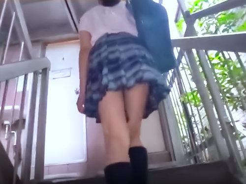 【少女盗撮】階段下からチラリ！制服天使の思春期パンチラ最高かよｗ神すぎる絶対領域！無防備なＪＫロリのむっちり尻モーレツ♡