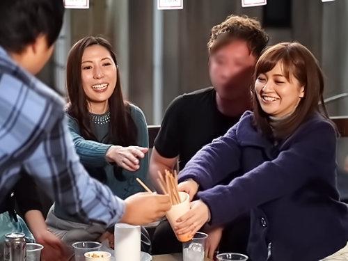 【完熟エロ】こんなおばさんでいいの？旅行中の美熟女はイケメンに口説かれ浮かれまくり！混浴風呂で簡単にヤられちゃうぜｗ
