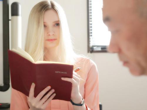 【人妻激辱】高貴な金髪秘書が社長室で鬼畜タイム！！「仕事だから我慢な？」セクハラ放題されても泣き寝入りの人生最悪だなｗ