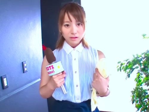 【実況性交】マイクの代わりにチンポを握る女子アナ至高かよｗｗｗｗ強要されたセクハラ実況！快感潮ご止まらないお天気お姉さん