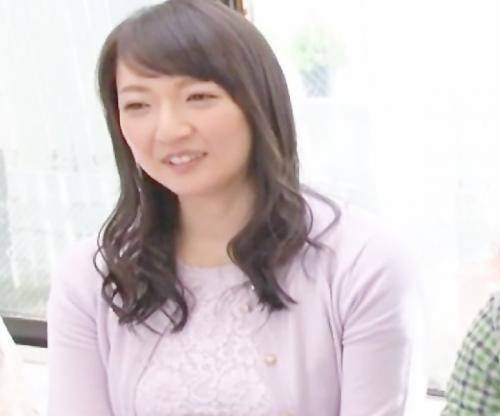【母】パパには内緒だからねっ！筆おろしチャレンジ！旦那の近くで息子のデカマラに身悶えイキまくる変態熟女！