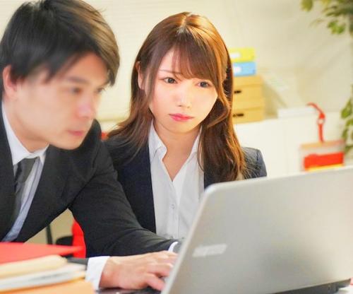 【淫猥乙女】終電ないならウチ泊ります？後輩社員の甘い誘惑！胸チラ×乳首チラの部屋着姿に秒発情！ロリマンにNTR生発射！
