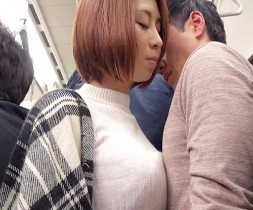 【逆痴漢de巨乳美女】車内で爆乳を押し当てておっきくなったチンポを手袋コキして最後はおまんこで頂く痴女さんがいいるとか
