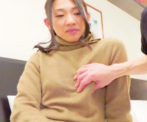【浮気妻】欲求不満な奥様にセンズリ鑑賞させれば疼くアソコに辛抱たまらずに肉棒くわえてオナニー始めちゃう！！
