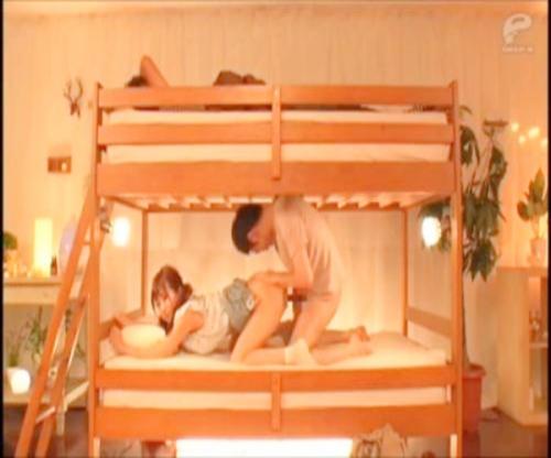 【モニタリングAV】2段べッドで行われる淫交！上で寝ている彼氏にばれないようにサイレントＦＵＣＫが激エロ！！