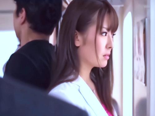 【痴漢電車】逃げられない満員電車で公開羞恥に耐える人妻弁護士！！身体を弄ばれて”声我慢”のエロ覚醒しちゃう美爆乳ナイス♪