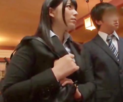 【神ボディ】出張先のホテルで同僚女社員と一晩同部屋に！無警戒に爆睡するな巨乳浴衣姿はヤルしかないだろｗｗｗ