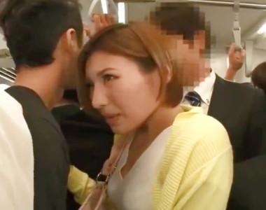 これはむごいだろｗｗｗ満員電車で美人ＯＬがケダモノ集団に囲まれて媚薬キメられ意思と関係なく凌辱されとるぞーー