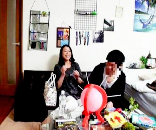【淫乱】おばさんのマンコが欲しいの？部屋に連れ込んでエロイ雰囲気つくってやったらコロっと股を開くおばさんを隠し撮り！！
