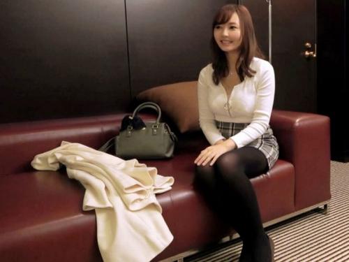 スタイル抜群なエステティシャンを立ちバックで貫きまくれば美乳がブルブル揺れ顔にザーメンぶっかけちゃったよｗ