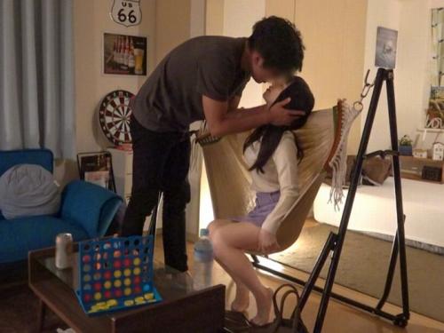 【隠し撮り】20才の女の子を家に連れ込んでゲームからなし崩し的にガツハメしちゃうよｗ