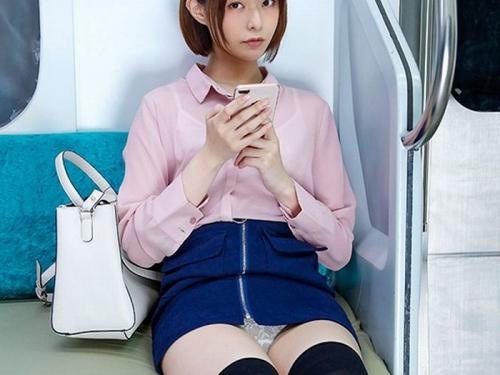 【ヤバイやつ】終電車両でクソ可愛い女のパンティーに興奮が止まらないｗ