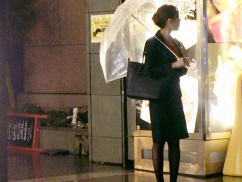 23歳の証券会社(社長室秘書) がオチンチンをシコシコおもてなししてくれちゃうｗ