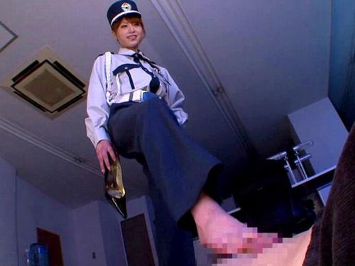 【エロ動画】スタイルも文句なしにイイ女の美人警備員が足コキでヌイちゃう⇒SEXになれば蕩けた顔が堪らんｗ