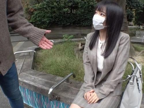 巨根を目の前に恥ずかしがる清楚なお姉さんの顔にザーメン発射ｗ