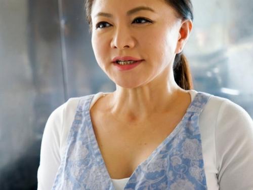 【五十路熟女】息子に触れられ火照ったカラダに禁断の肉棒をハメられちゃったお母さんｗ