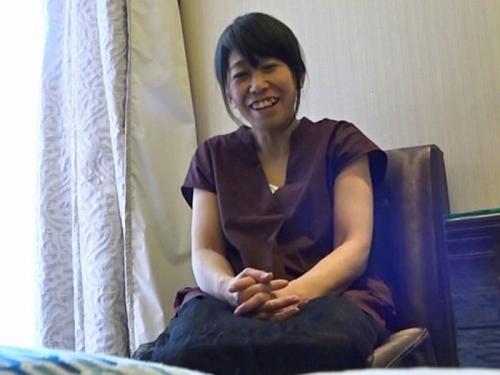【五十路】塾講師をしてる54歳のシングルマザーの蜜壺を指マンすれば潮を撒き散らし、種付けFUCKで顔がヤバすぎｗ