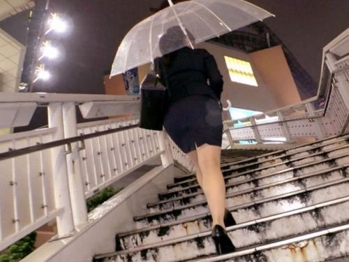 【潮吹き】笑顔がめちゃ可愛いアラサーま〇こをバイブ攻めから黒パンスト引き裂き指マンで潮を撒き散らすｗ