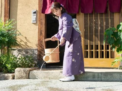 【七嶋舞】透け透け和服姿が萌える若女将⇒お酒飲みながらオナニー鑑賞...