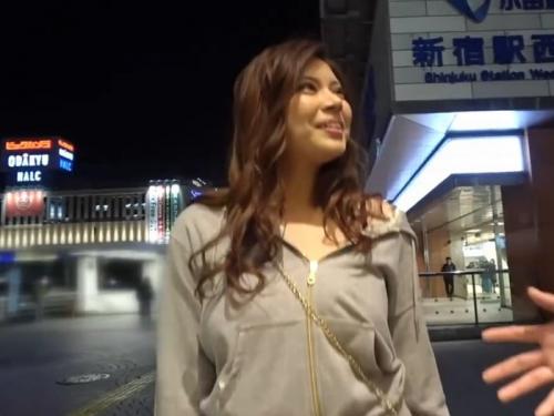 グラマラスボディな25歳の爆乳お姉さんのオマ〇コ弄りまわせば豪雨潮が降り注ぐｗ
