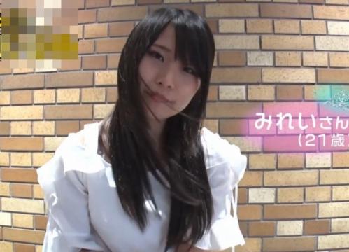 【失禁】ボンビーガールが見せる電マオナニー、ツルツルおま〇こを指で搔き乱せば潮を撒き散らすｗ