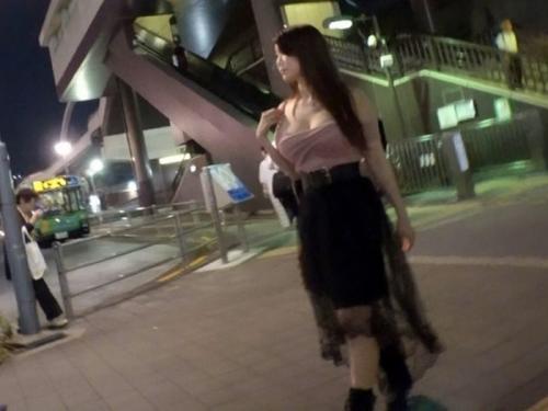 【素人軟派】24歳のネイリストのオマ〇コを指でこねくり回せばイヤラシイ音を響かせアニメ声で喘ぎまくりｗ