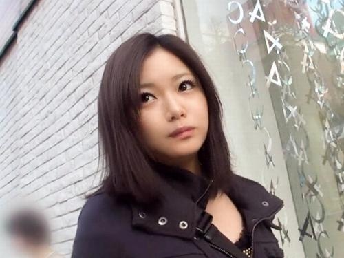 保険営業をしてるアラサーを窓際でバックからガツハメ堪能しちゃうよｗ