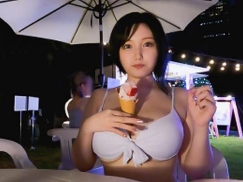 乳輪がギリギリ出ちゃってるけど、まぁナイトプールなんて女子ばっかりだし問題なし⇒後でハメまくりｗ